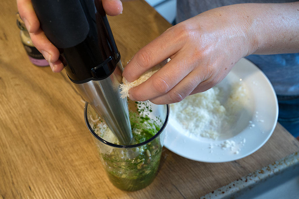 Hähnchenspieße (Pfaffenschnittchen) im Speckmantel mit Pesto Bild 4