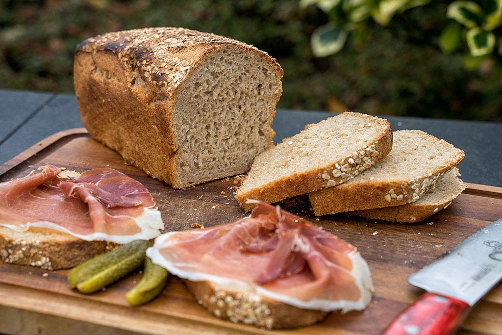 Brot schneiden und belegen