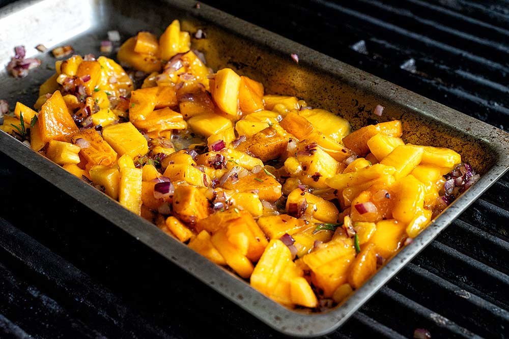 Die Grillschale L kann direkt auf das Grillrost gestellt werden