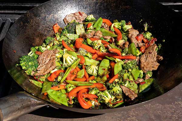 Alle Zutaten wieder zurück in den Wok geben, 
                            heiß werden lassen und anschließend mit Sojasauce ablöschen.