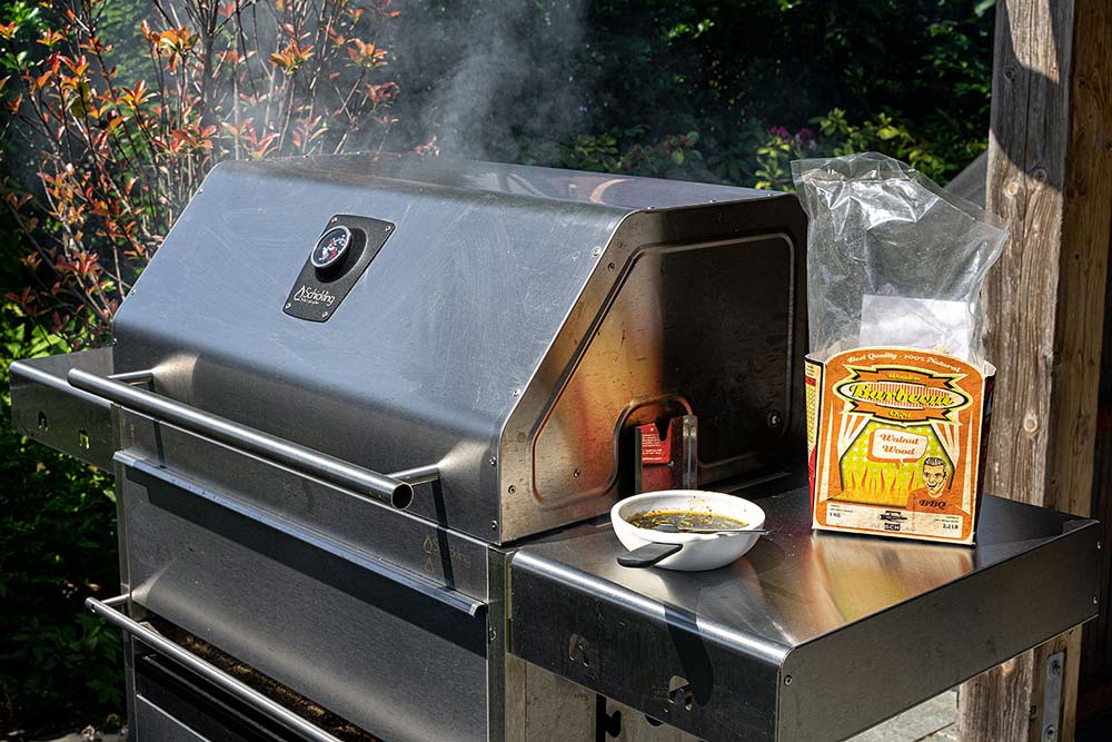 In der ersten viertel Stunde immer wieder kleine Portionen der Räucherchips auf die Glut geben.