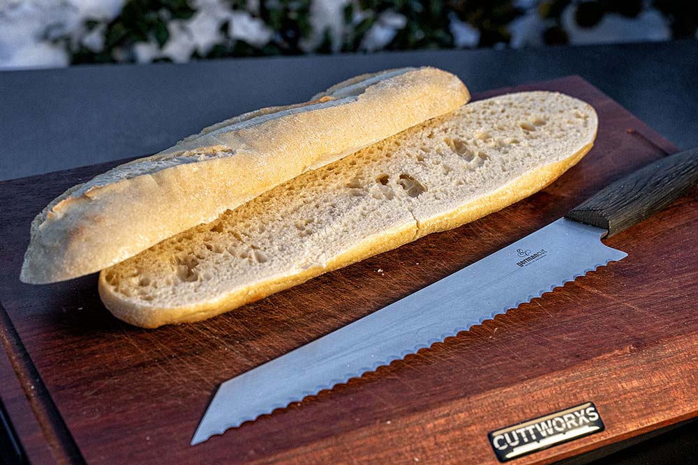 Kurz bevor wir das Baguette erwärmen, schneiden wir es längs auf.