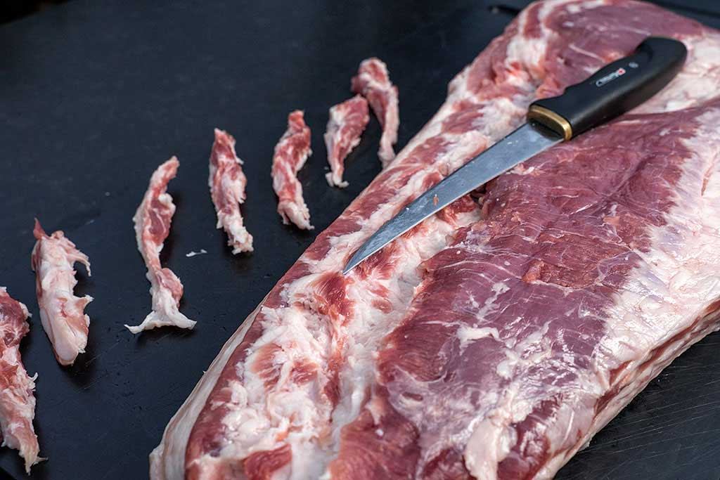 Duroc Schweinebauch schneiden