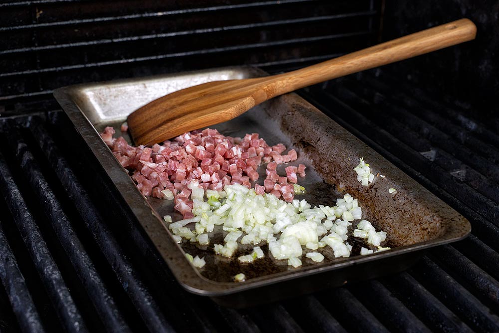 Speck und Zwiebeln anbraten
