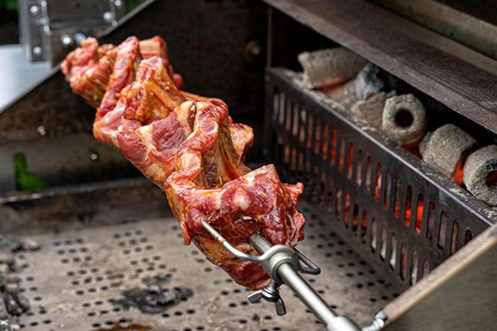 Hin und wieder alle paar Minuten mit der überschüssigen Marinade aus der Schüssel bestreichen.