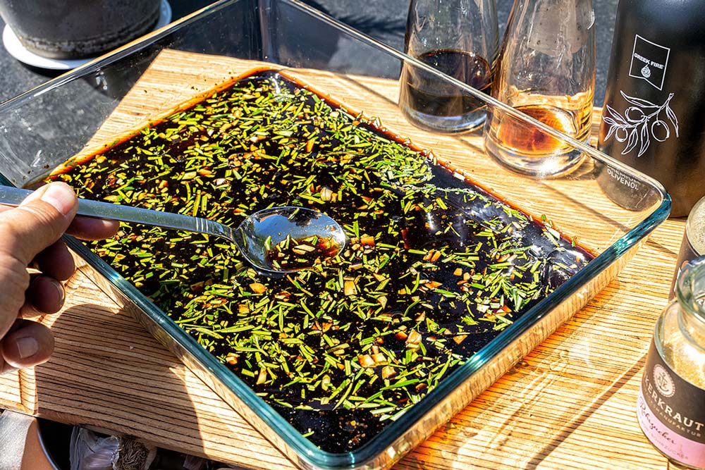 Anschließend vermischen wir beides zusammen mit Olivenöl, Balsamico Essig, Sojasauce, braunem Zucker und schwarzem Pfeffer in einer Schüssel.