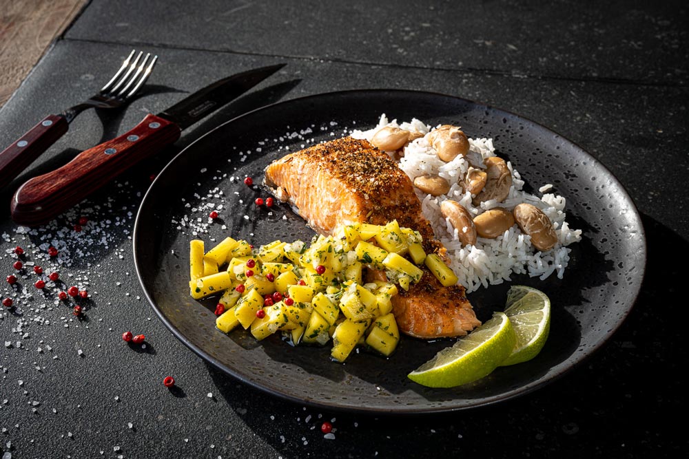 Das Endergebnis: Lachs von der Holzplanke mit Mango-Salsa