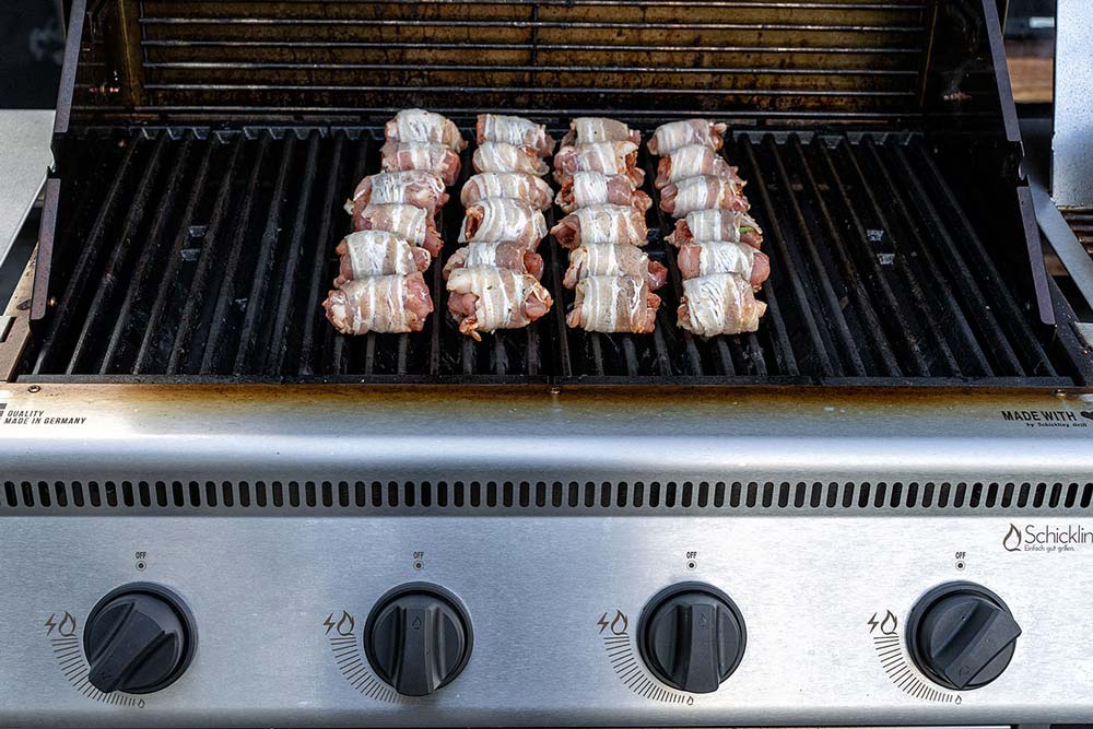 Wir legen unsere Kachelfleischröllchen in den indirekten Bereich unseres Grills und haben hierbei nur die beiden äußeren Brenner in Betrieb.