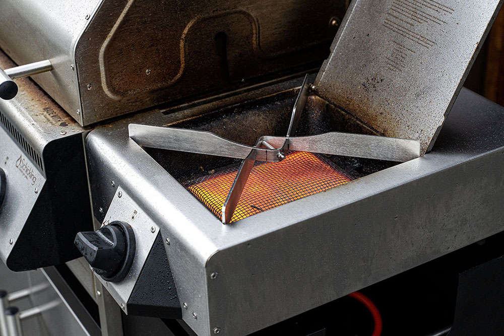 Heute zeigen wir ein leckeres Wok-Rezept mit dem Schickling-Grill Wok-Aufsatz. 
                    Er ersetzt den Grillrost und liegt sicher über dem heißen Infrarotbrenner für optimale Hitze.