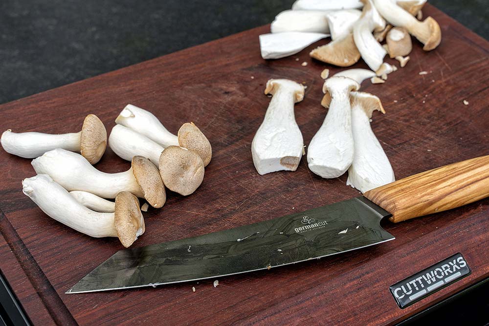 Kräuterseitlinge putzen und längs teilen