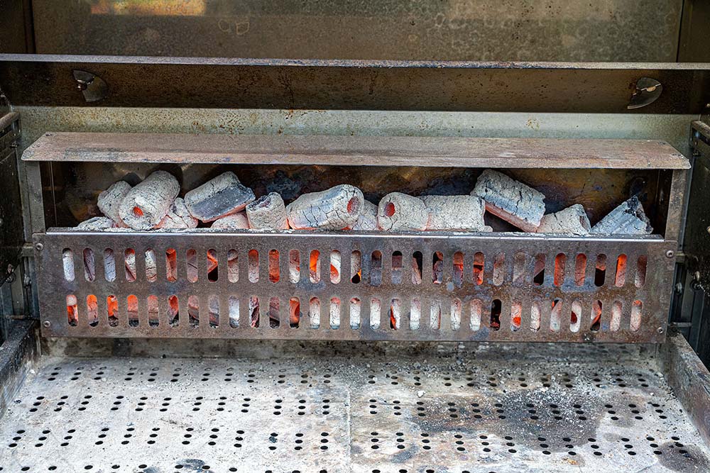 Einfach unglaublich, wie sehr hoch die direkte Hitzestrahlung der Briketts aus dem Holzkohle Backburner ist. – Perfekt für Speed Ribs!