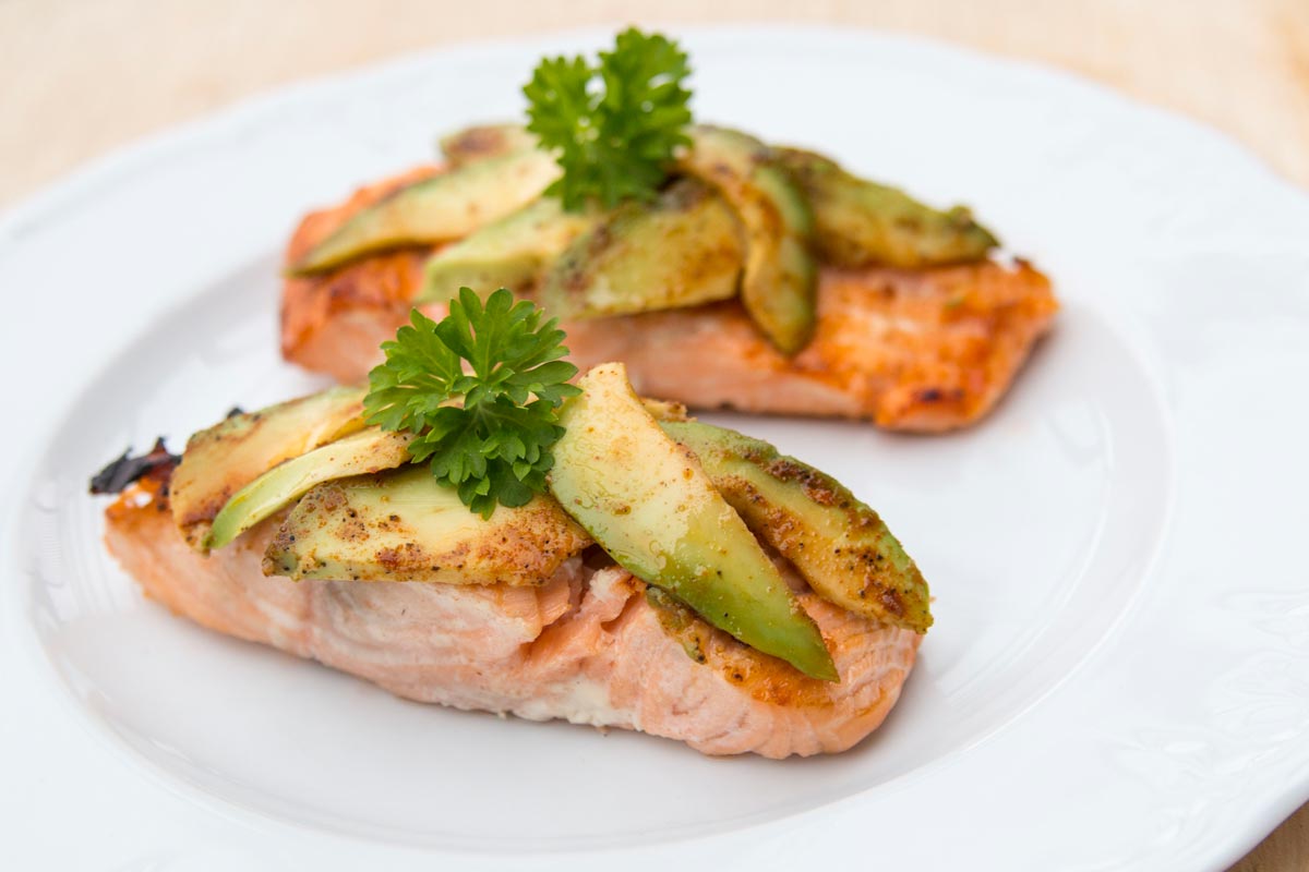 Gegrillter Lachs mit Avocado