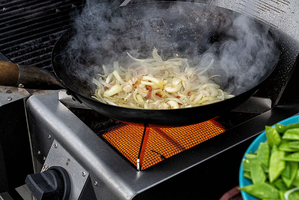 Die Zwiebeln hinzufügen und ebenfalls dünsten.