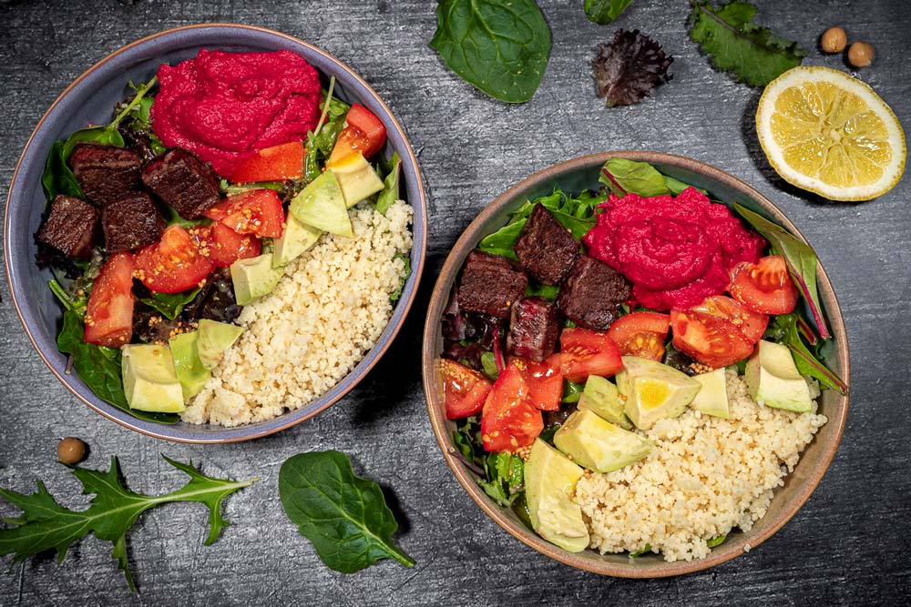 Rainbow Bowl mit Pink Humus und Steak Pralinen