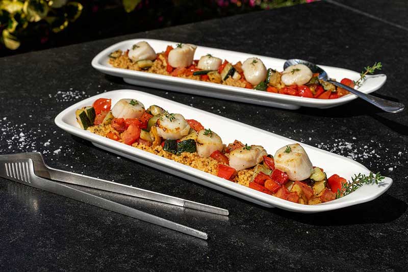 SCALLOPS AN COUSCOUS MIT KRÄUTERBAGUETTE