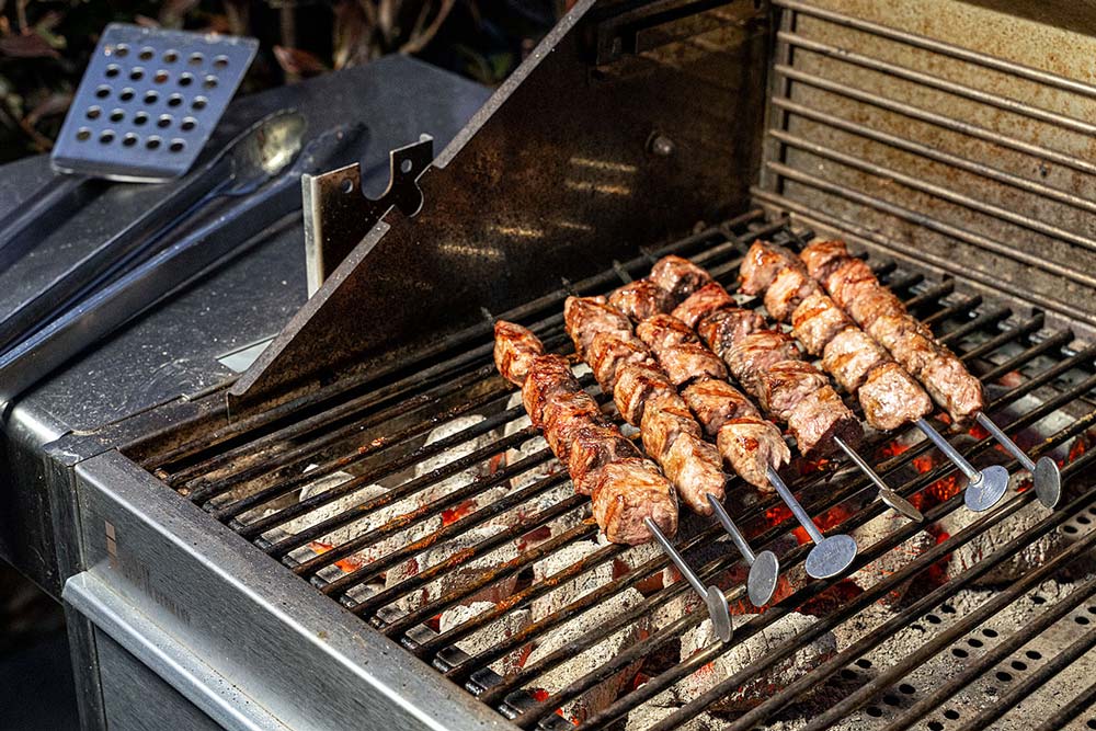 Wir grillen die Spieße scharf an und legen sie anschließend bis zum gewünschten Gargrad in den indirekten Bereich.