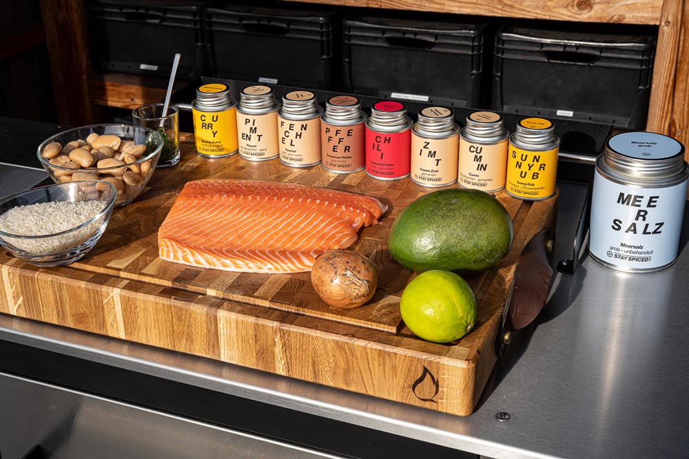 Lachs von der Holzplanke mit Mango-Salsa