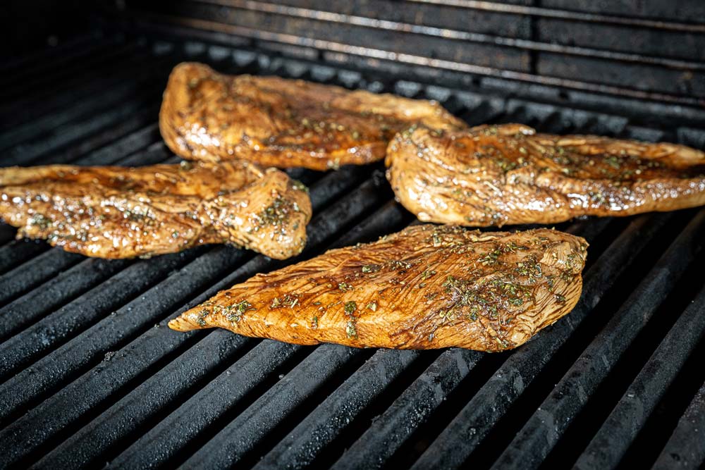 Heize den Schickling-Grill PremioGas XL II auf 250°C vor. Schalte die mittleren Brenner aus, 
                    grille die Hähnchenbrust indirekt auf den heißen 
                    gusseisernen Rosten für optimale Grillstreifen und Marinadeschutz.