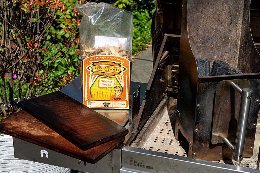 Wir entzünden die Briketts in unserem Anzündkamin und lassen sie durchglühen.