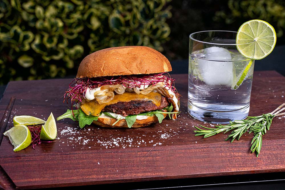 Das Endergebnis: Gin Tonic Burger mit Gin Zwiebeln und Tonic Mayonnaise