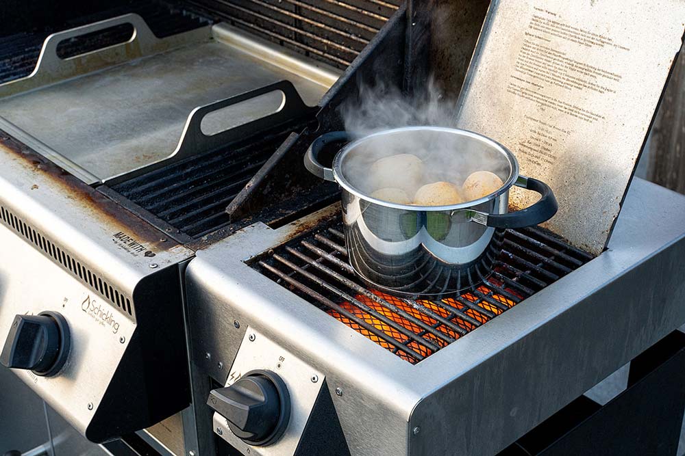 Kartoffeln auf dem Seitenkocher (Burner) kochen.