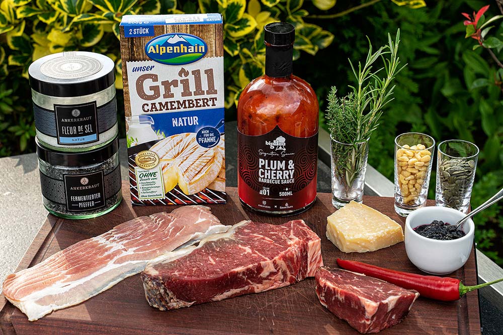 Bacon-wrapped Alpenhain Camembert an Roastbeef