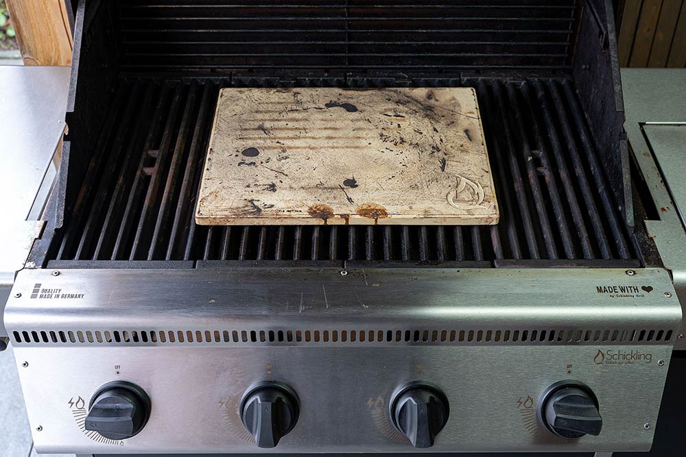 Pizzastein von Schickling auf Gasgrill Edelstahl