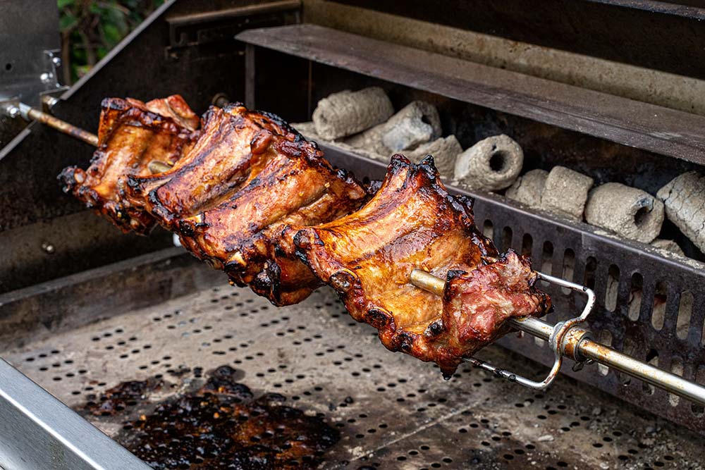 Den Drehspieß einhängen und bei geschlossenem Deckel garen.