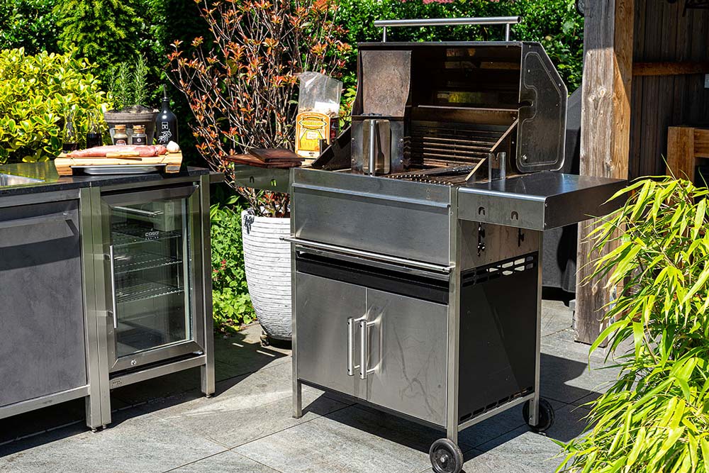 Wir benötigen zu smoken der Schweinefilets ca. 2-3 Hände voll Räucherchips, die wir direkt auf die glühenden Briketts geben. Die Filets garen wir auf 2 Holzplanken.