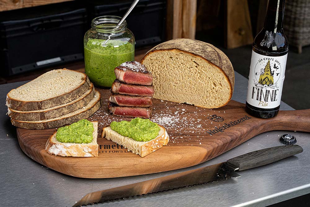 Das Endergebnis: Bierbrot mit Spargelpesto an australischem Roastbeef