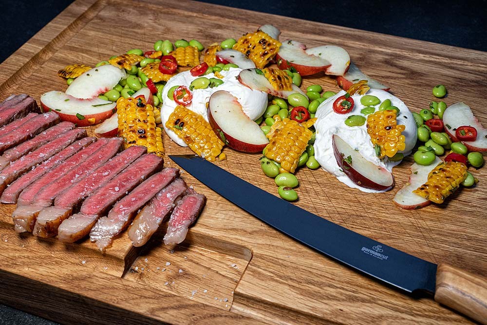 Das Endergebnis: Grillsalat mit Pfirsich und Edamame an Australian Wagyu Roastbeef