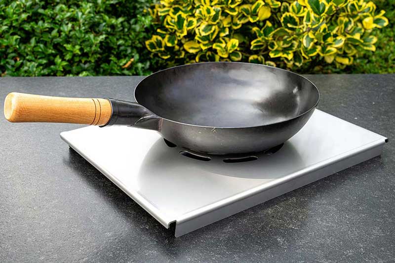 Unser Wok mit Auflage gibt es für alle unsere Grills!