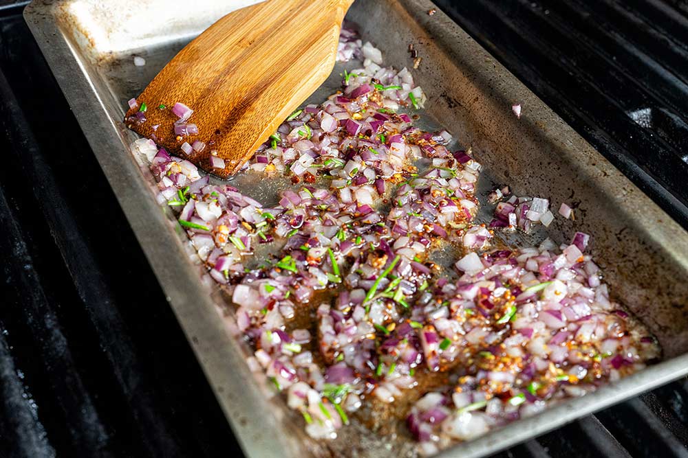 Zwiebeln rösten in der Grillschale L