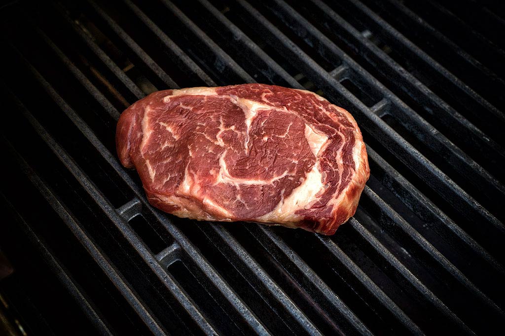 Ribeye Rindersteak auf Grillrost legen und scharf angrillen. 
        Mit anderer Seite ebenso verfahren. Im indirekten Bereich bis zu einer Kerntemperatur von 52° C nachziehen lassen. 
        Natürlich kannst Du das Rindersteak auch in einer Pfanne braten. 
        Einfach etwas Öl in die Pfanne und medium-rare braten.