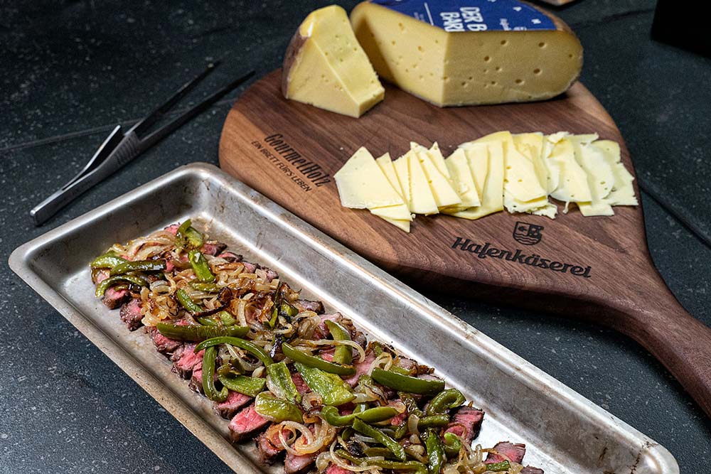 Nun verteilen wir das Gemüse auf den Steaktranchen.