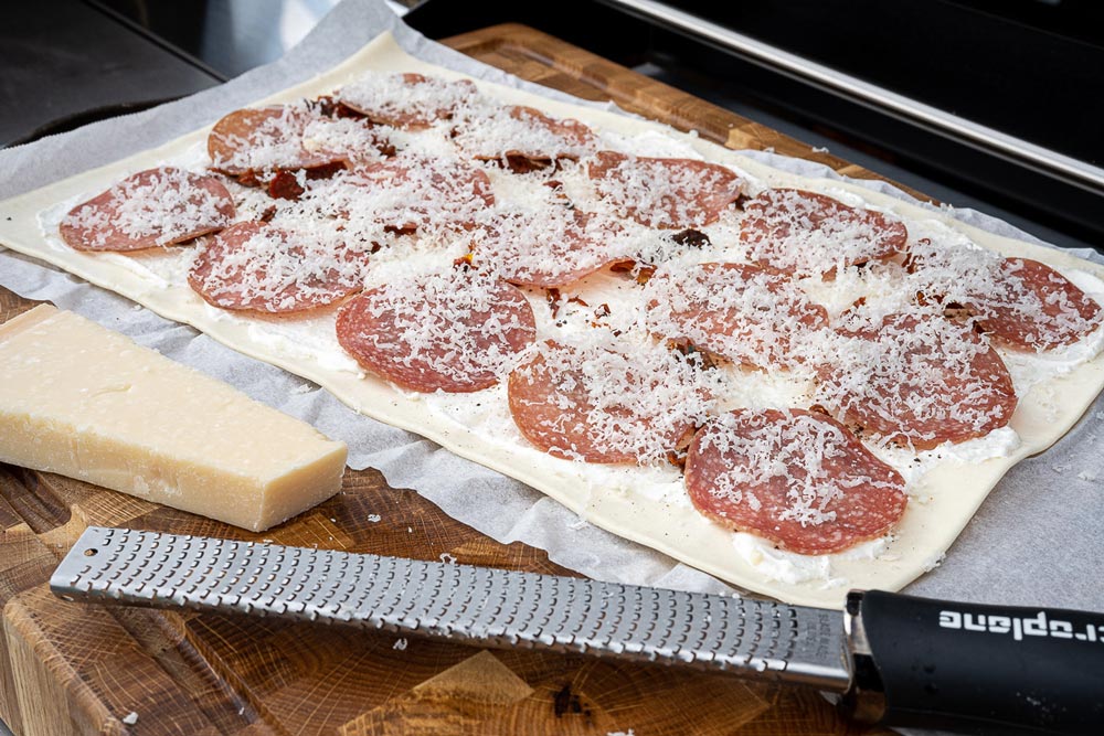 Salami und Parmesan ergänzen