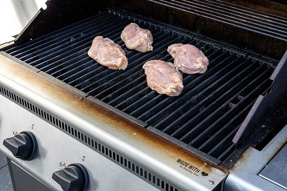 Die gefüllten Hähnchenbrüste grillen wir nun scharf von beiden Seiten auf dem heißen Gussrost an.