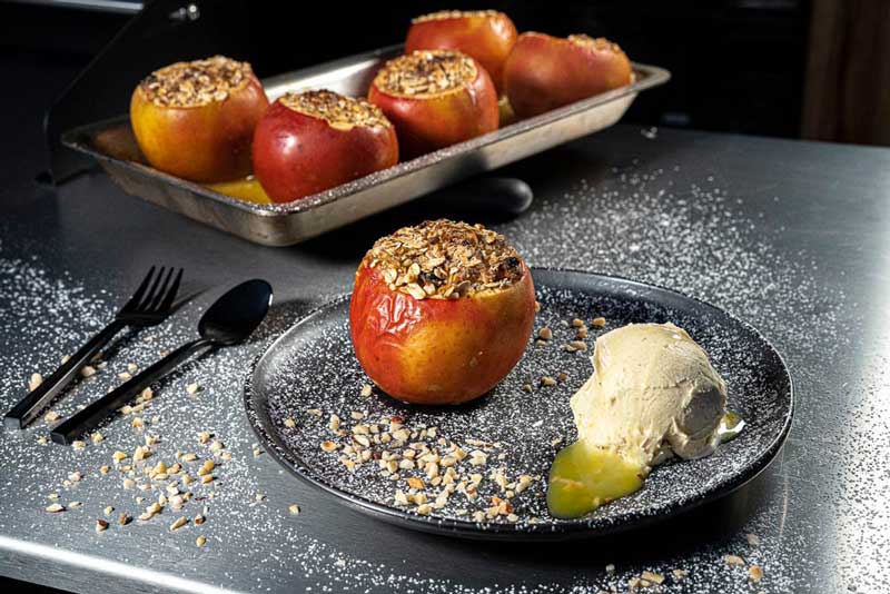 Gefüllter Bratapfel mit gehackten Haselnüssen