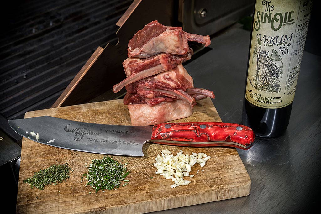 Rosmarin, Thymian und Knoblauchzehen klein schneiden.