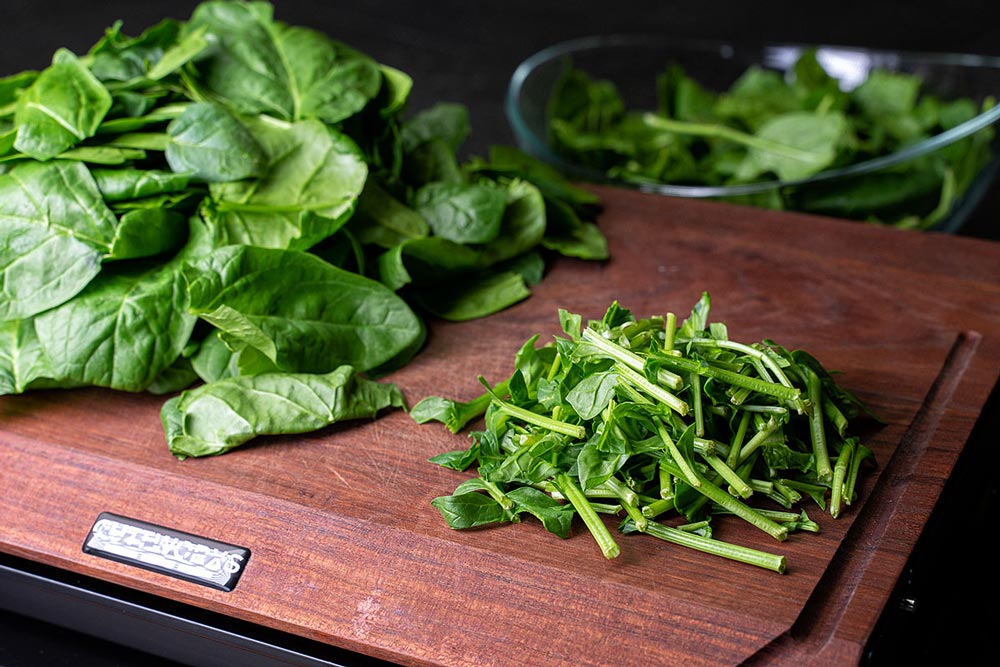 Stiele der Spinatblätter entfernen