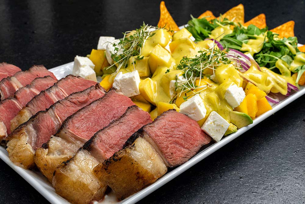Das Endergebnis: Mango Avocado Rucola Salat an Dry Aged Côte de Boeuf