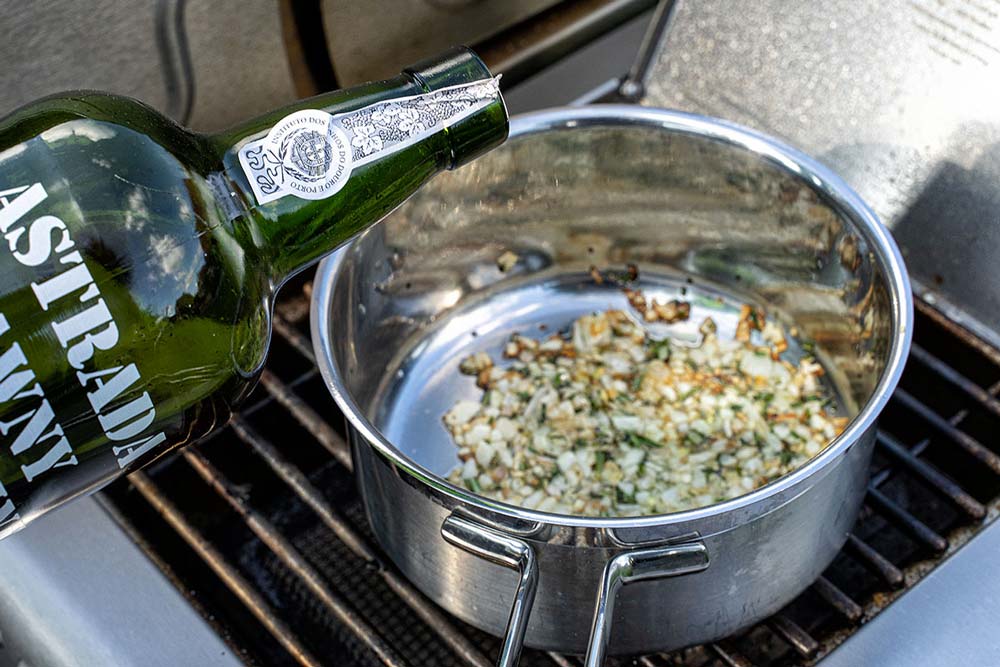 Mit Portwein werden die Schalotten nach ca. 5 Minuten köcheln abgelöscht.