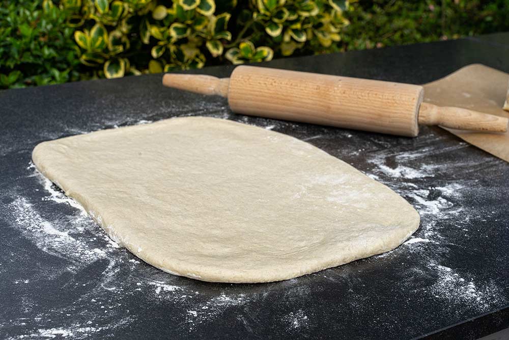 Teig für Focaccia ausrollen