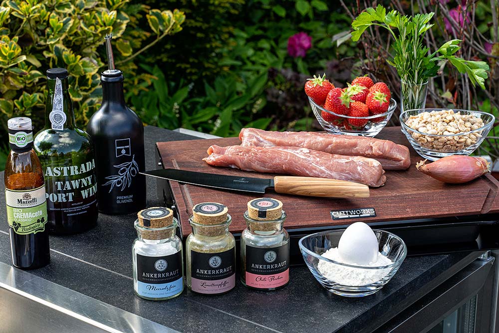 Schweinefilet im Erdnussmantel mit Erdbeersauce