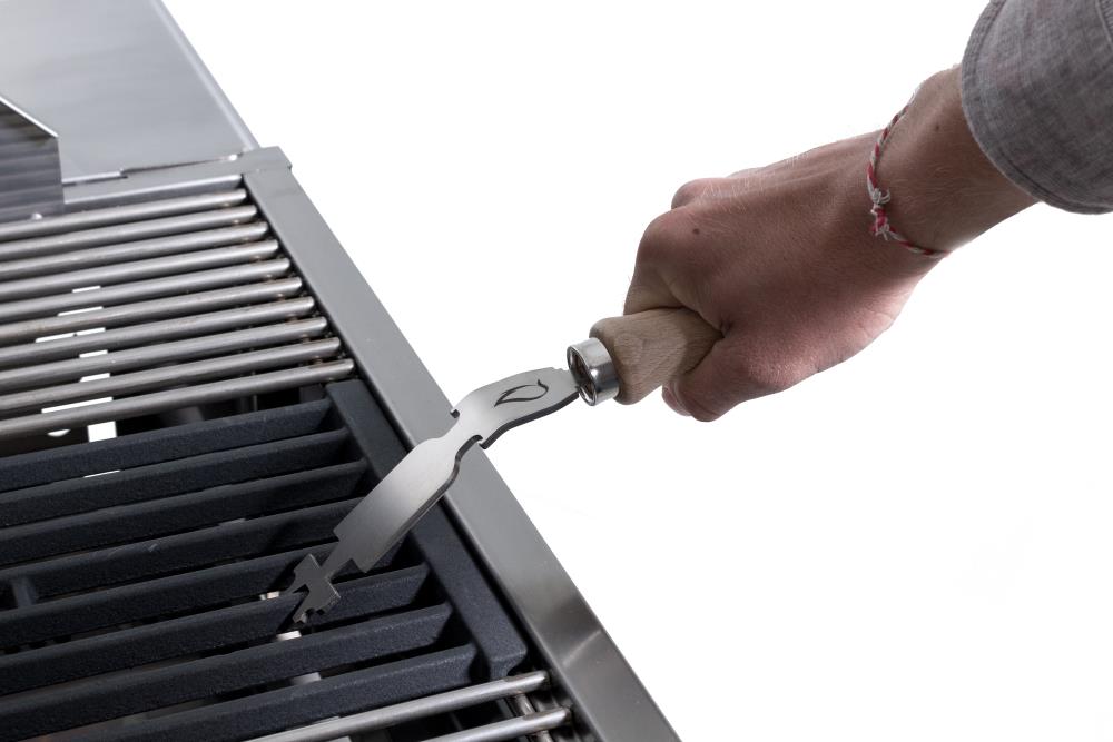 Mit dem Rostschaber können Anhaftungen entfernt werden