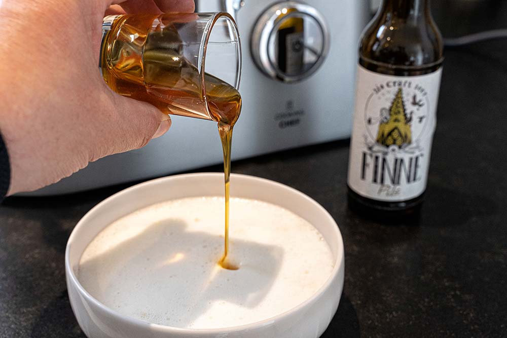 Honig und Hefe auflösen