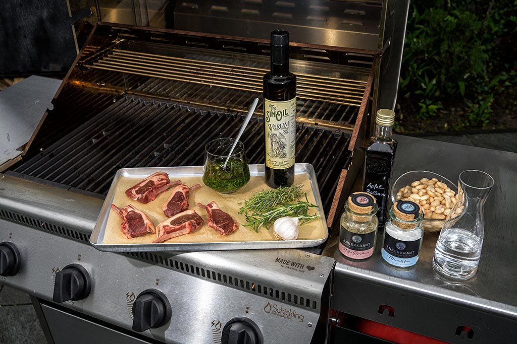 Lamm-Chops mit weiße Bohnencreme an Bärlauch-Pesto