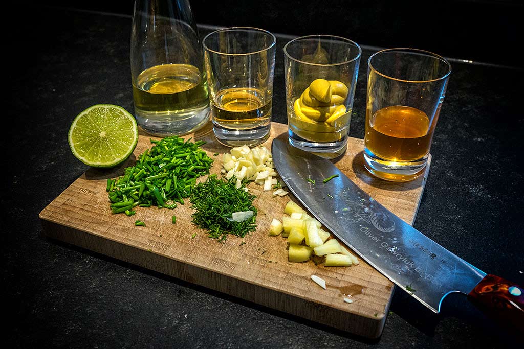 Schnittlauch, Knoblauch, Dill und Ingwer klein schneiden