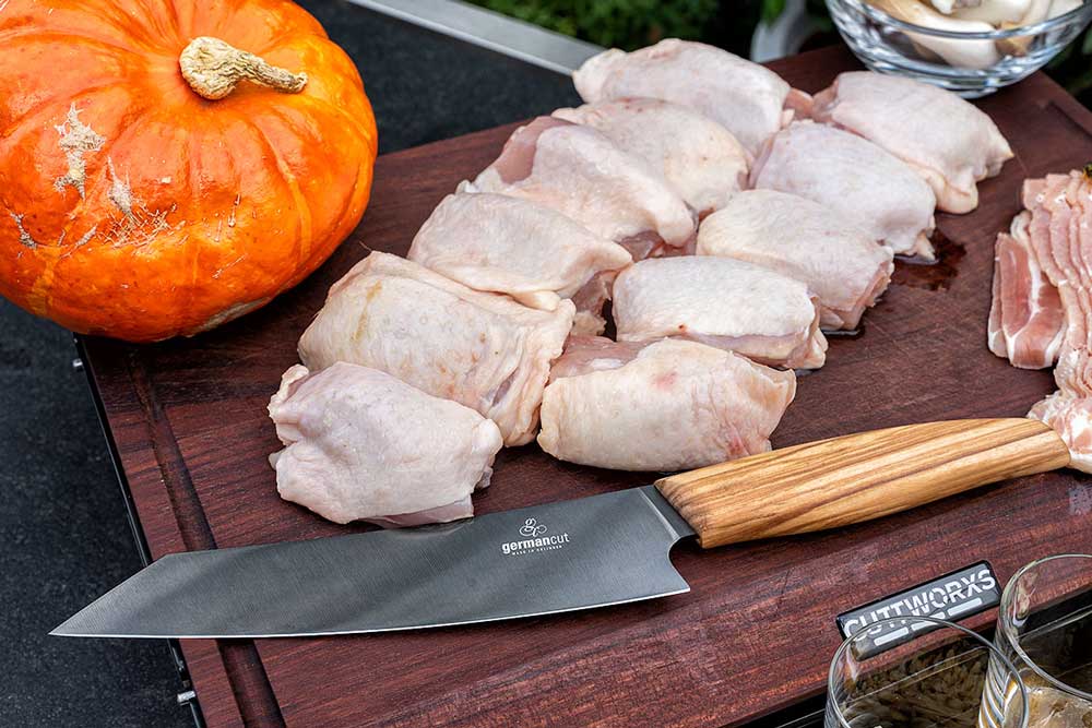 Pollo Fino aus der Packung entnehmen, abwaschen und trocken tupfen