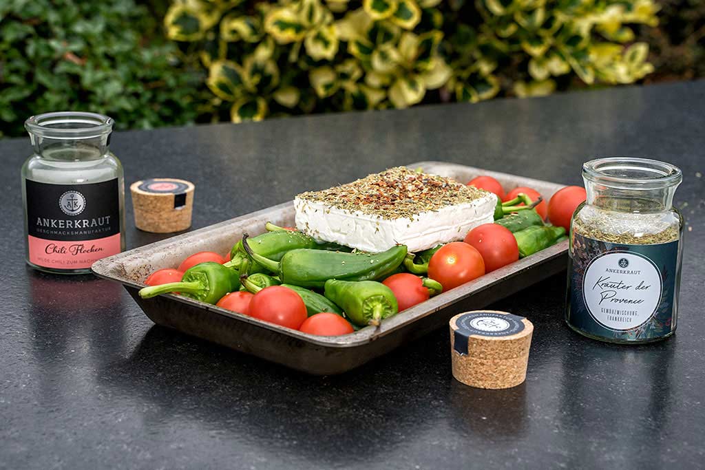 Pimientos de Padrón mit Tomaten u. Feta